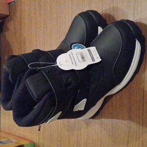 NWT Youth size 6 snow boots